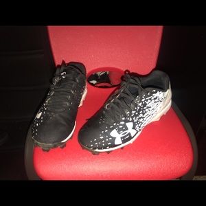 Under Armour boys baseball cleats